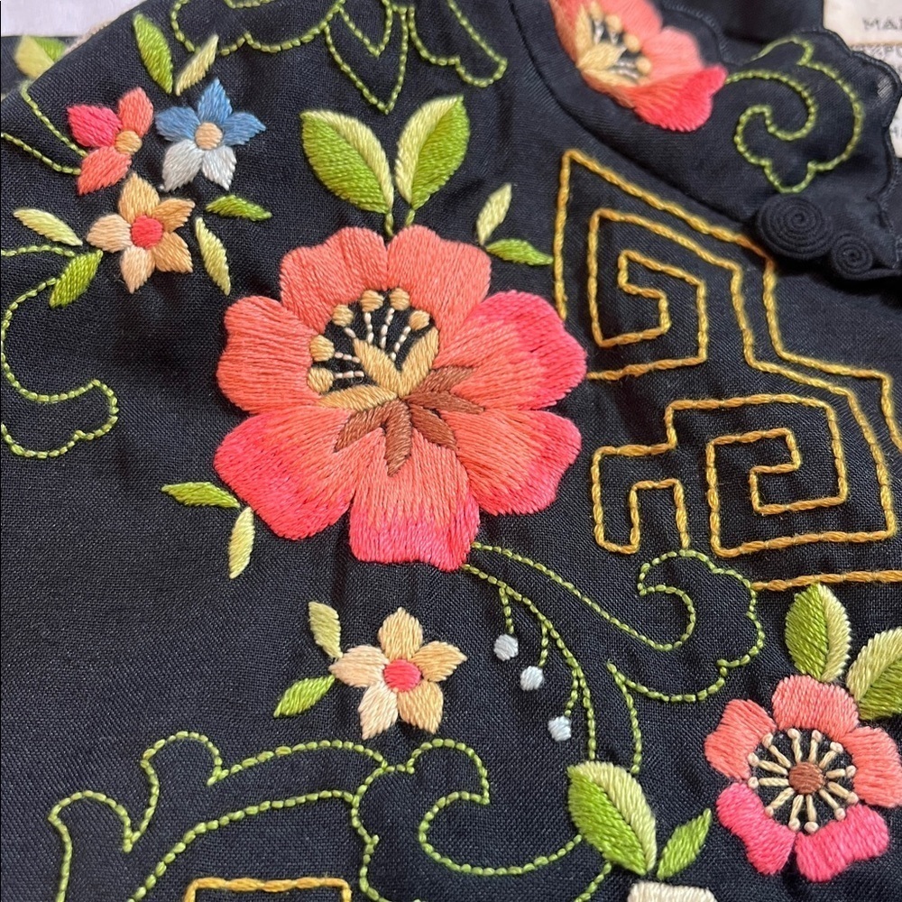 Vintage Lily Kimono Style Black Blouse w/ Hand Embroider Flowers w/ Knot Buttons - Picture 12 of 14